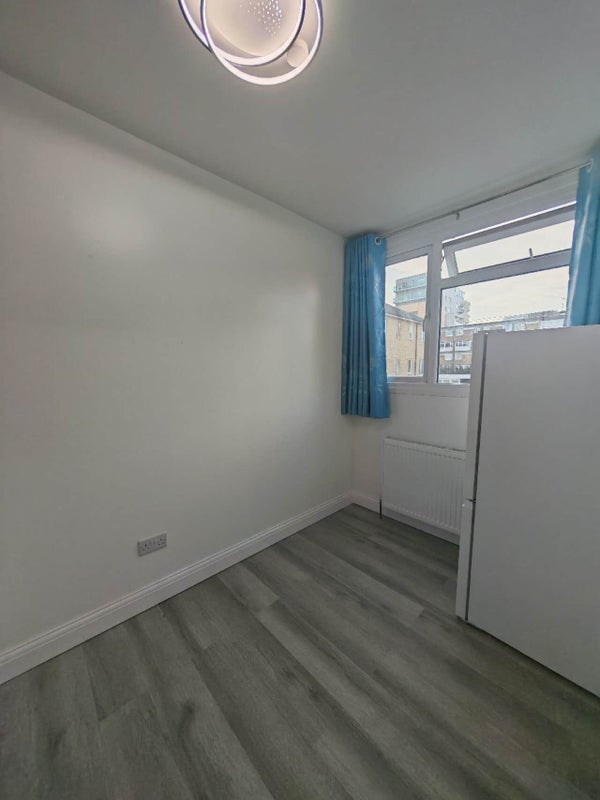 Flat Swedenborg Gardens in Greater London