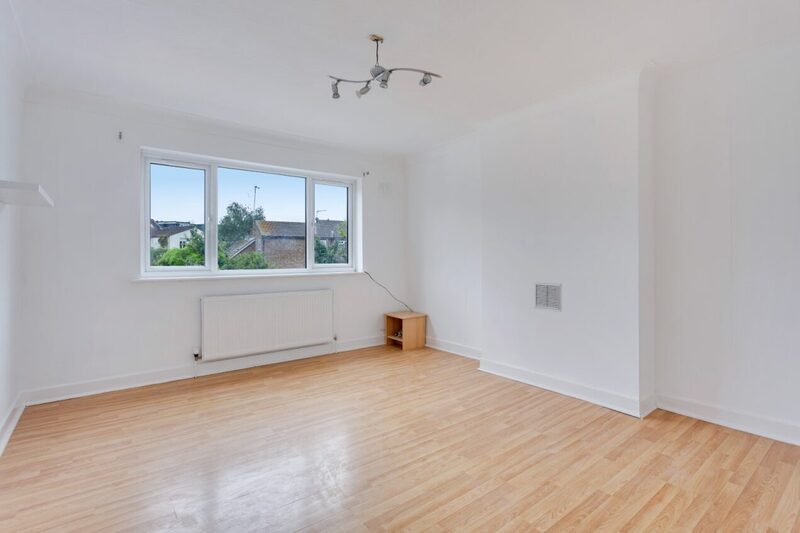 Room Park Avenue North in Greater London