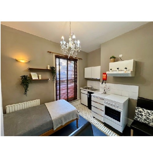 Flat Sulgrave Road in Greater London