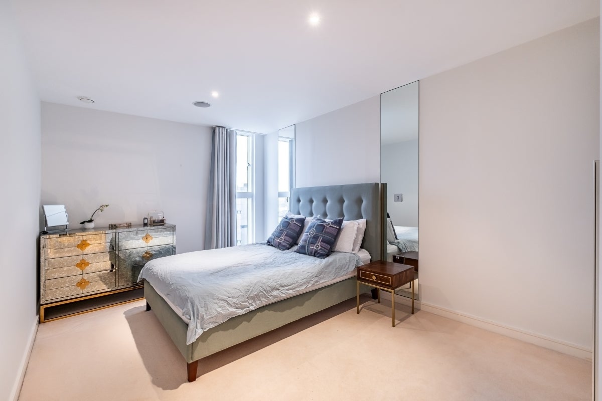 Flat Gatliff Road in City of Westminster