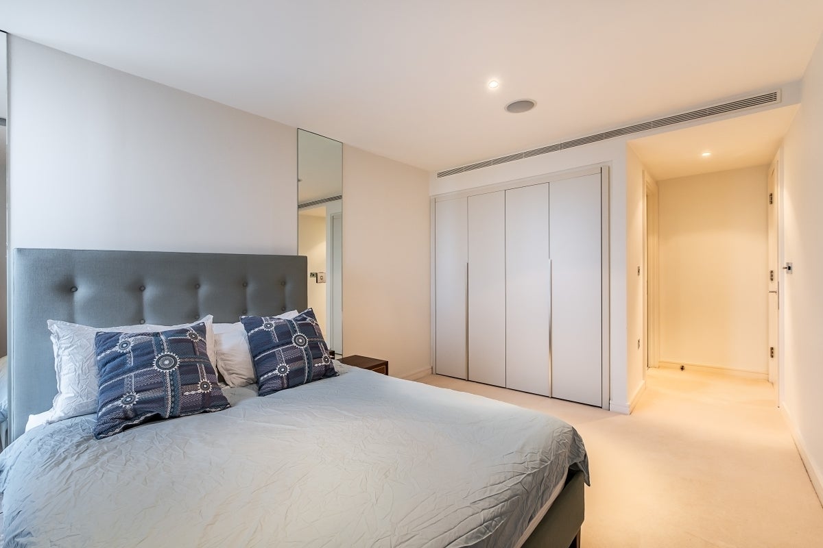 Flat Gatliff Road in City of Westminster