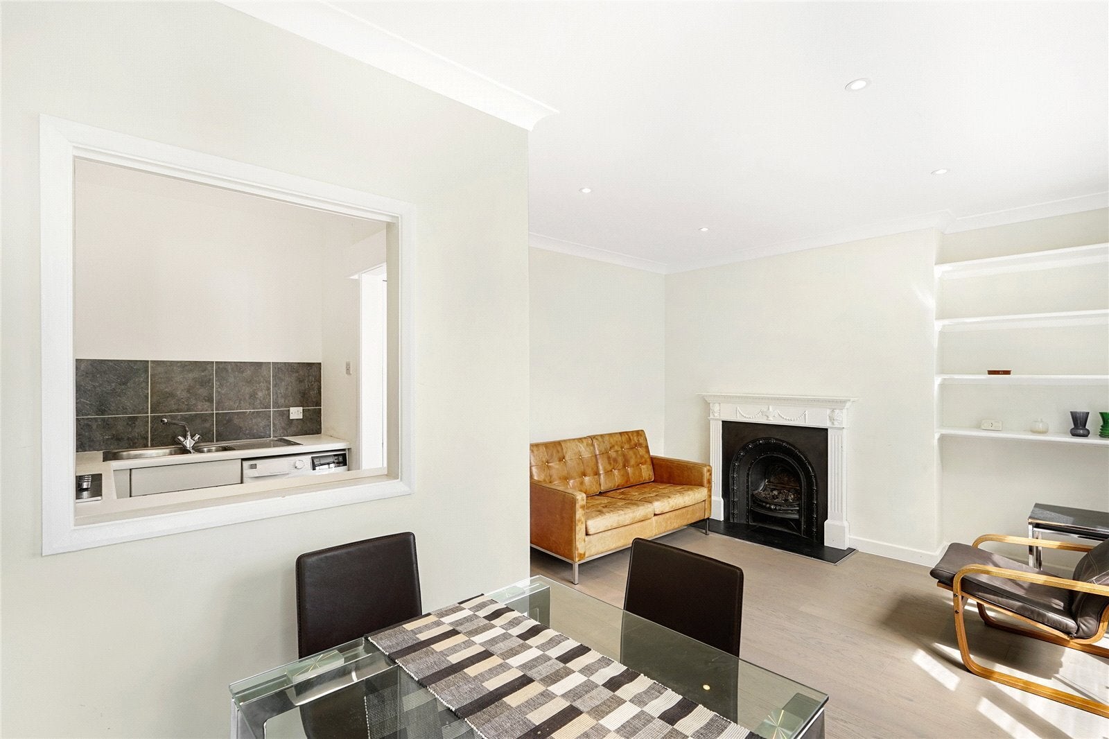 Flat Kempsford Gardens in Greater London