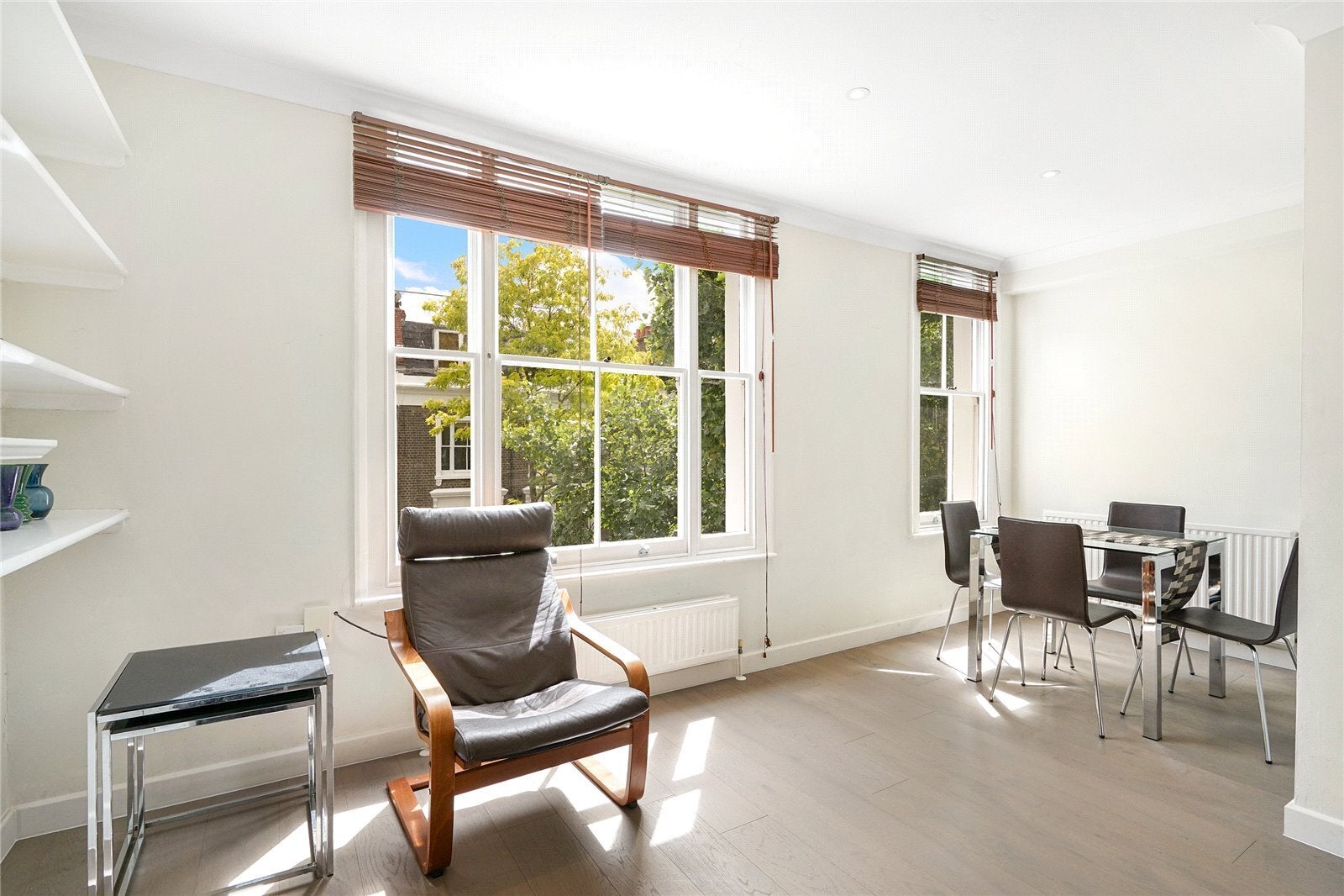 Flat Kempsford Gardens in Greater London