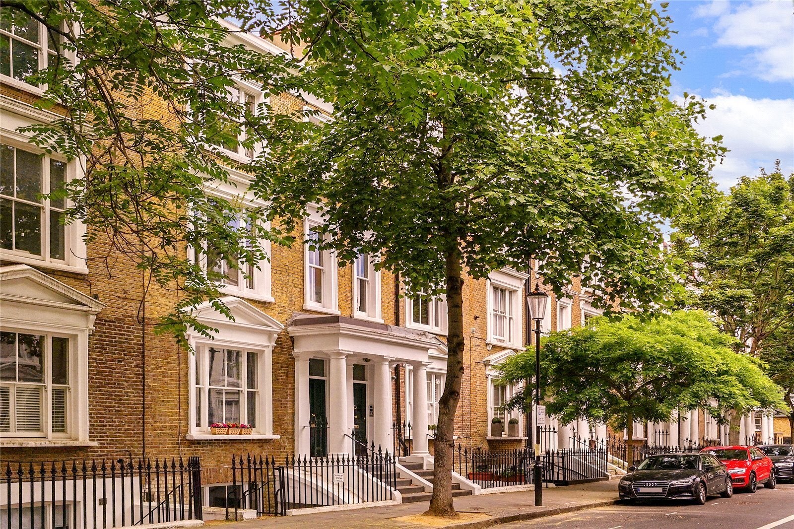 Flat Kempsford Gardens in Greater London