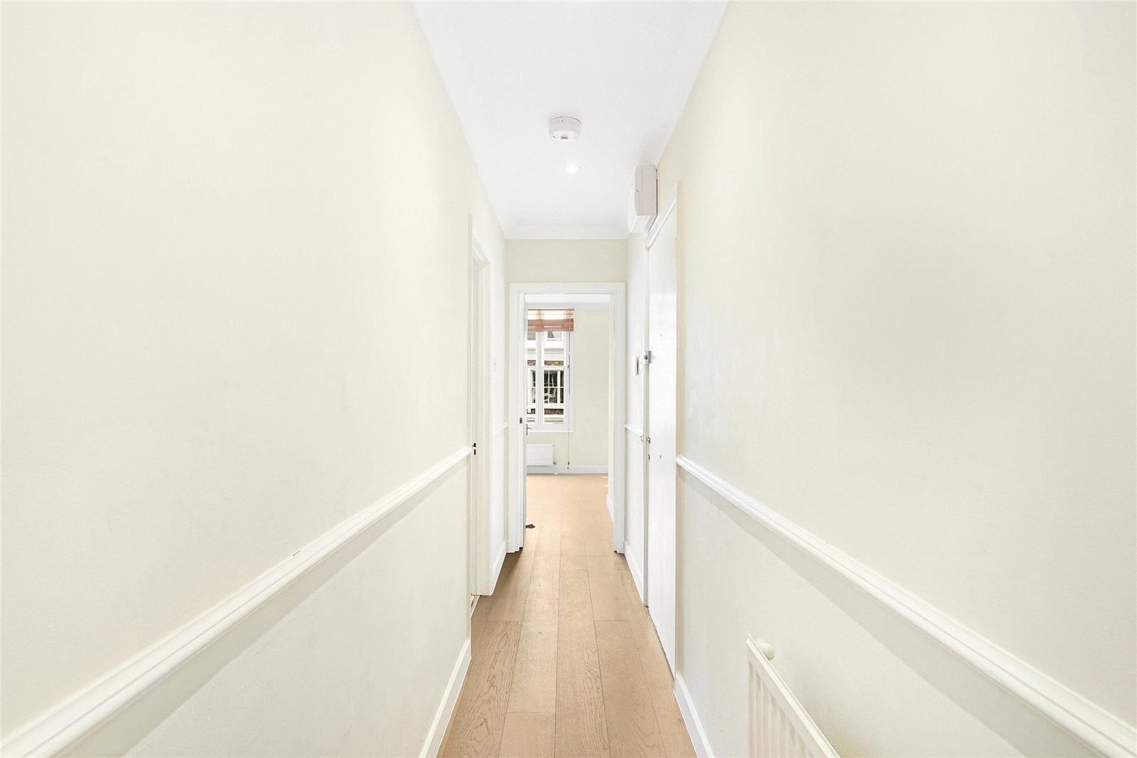 Flat Kempsford Gardens in Greater London