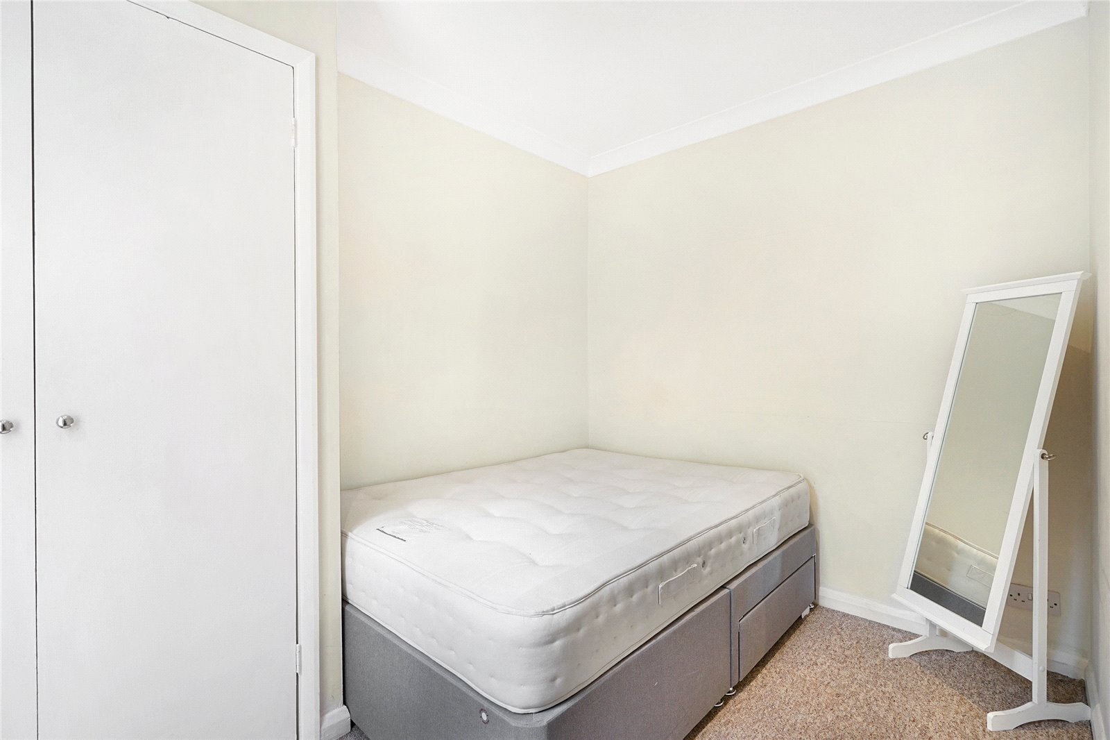 Flat Kempsford Gardens in Greater London