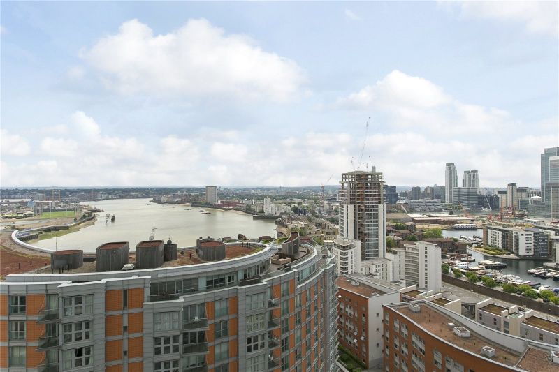 Flat Fairmont Avenue in Greater London