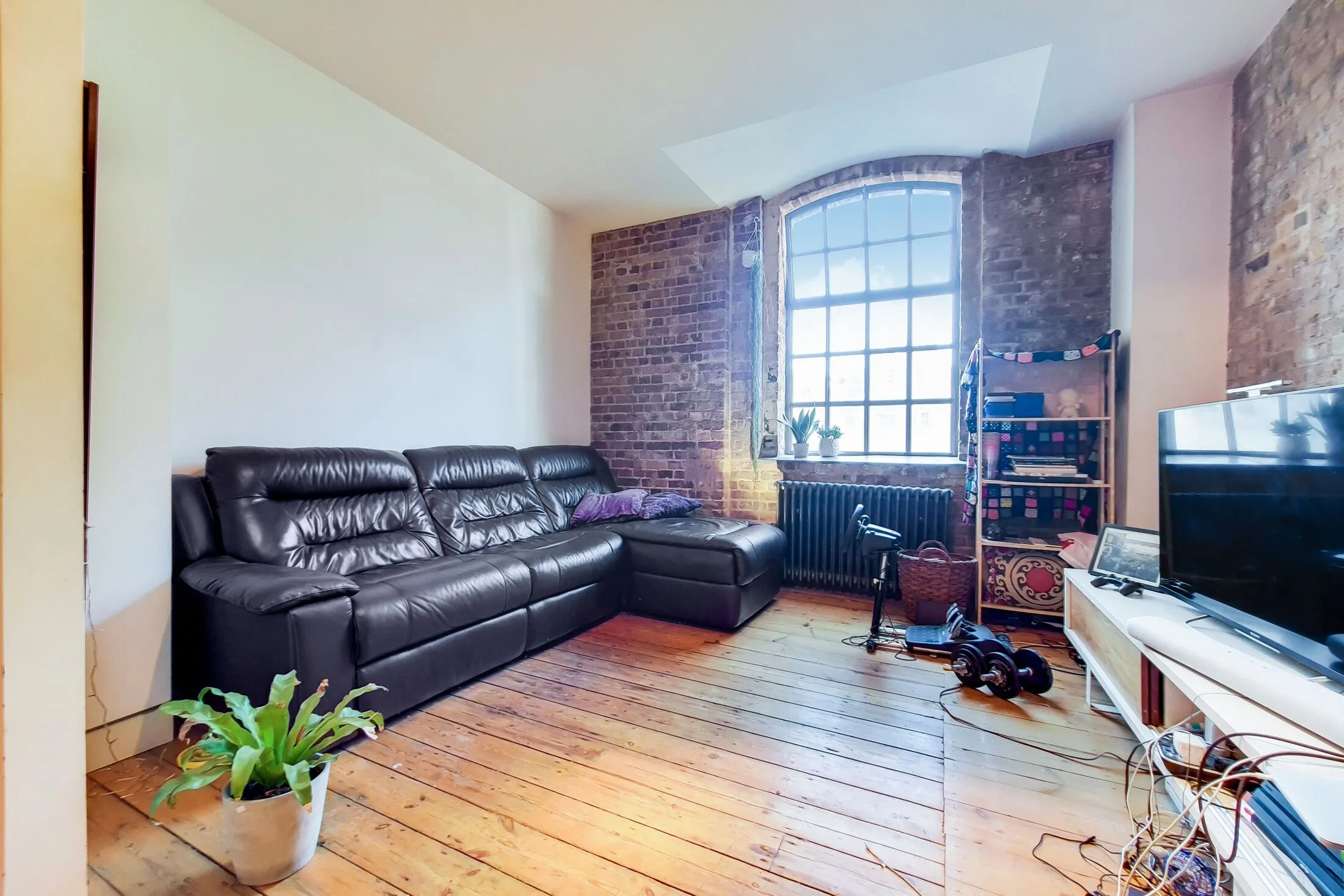 Flat Kingsland Road in Greater London