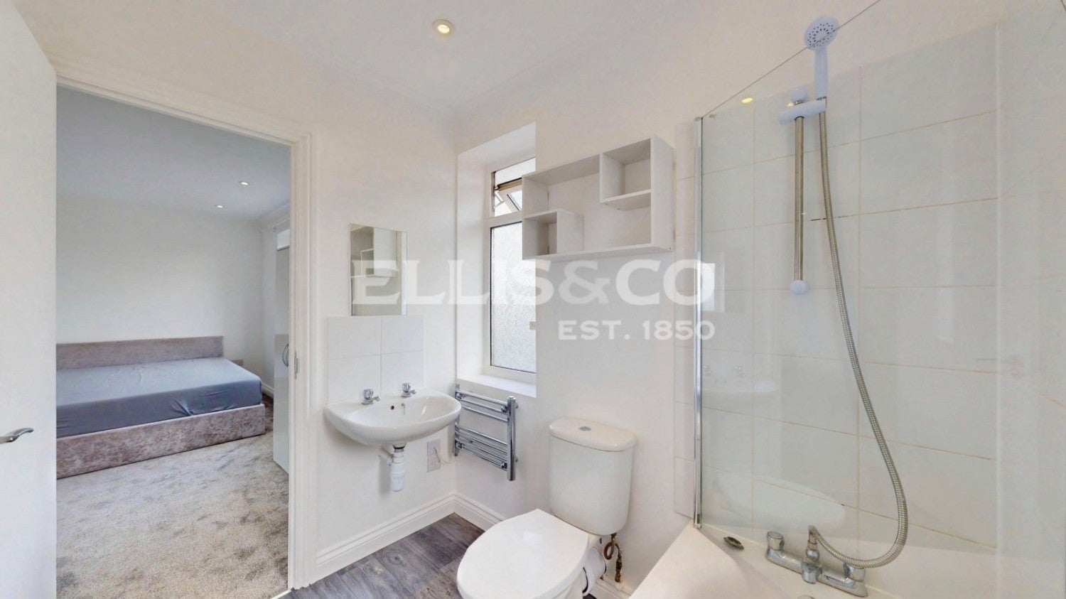Flat Thorn Close in Greater London