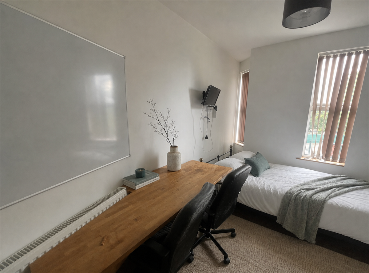Room Lois Avenue in Nottingham