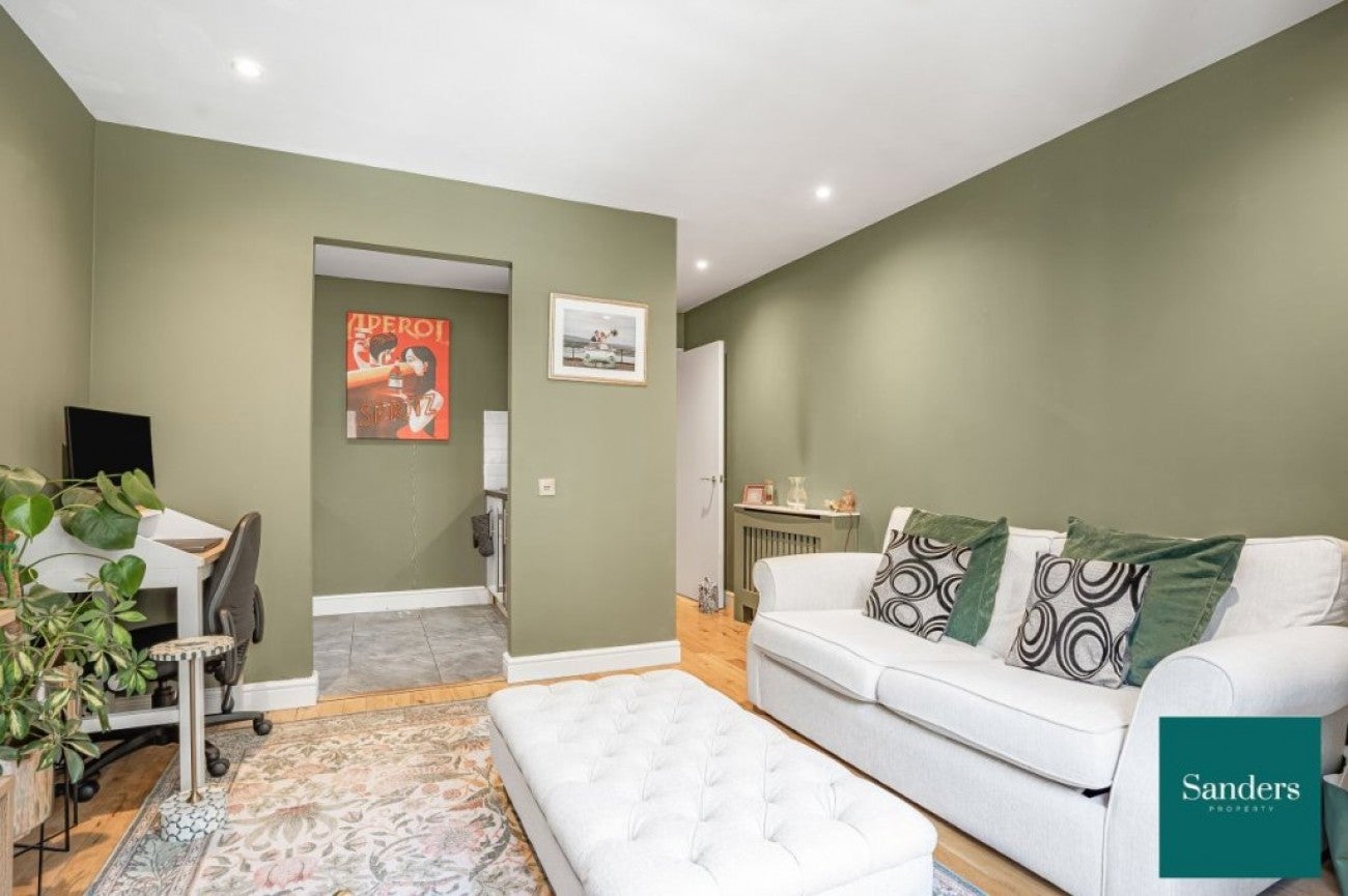 Flat Plumbers Row in Greater London