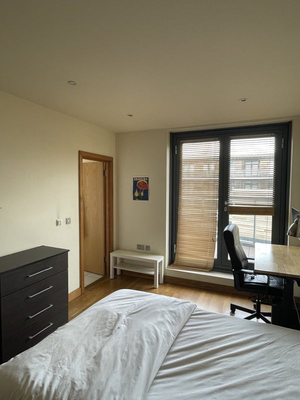 Room Monier Road in Greater London
