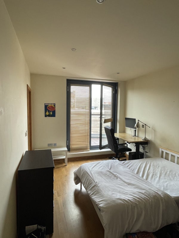 Room Monier Road in Greater London