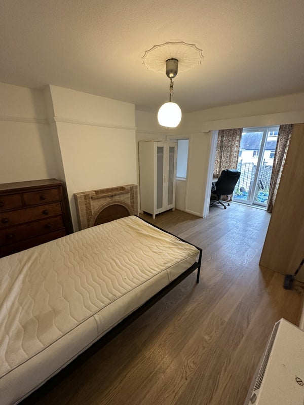 Room London Road in Coventry