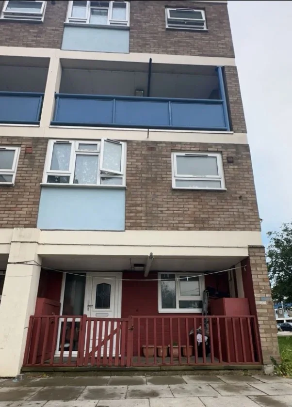 Flat Parkfield Drive in Greater London