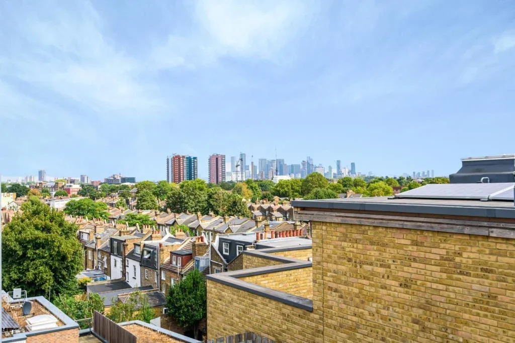 Flat Queen's Road in Greater London
