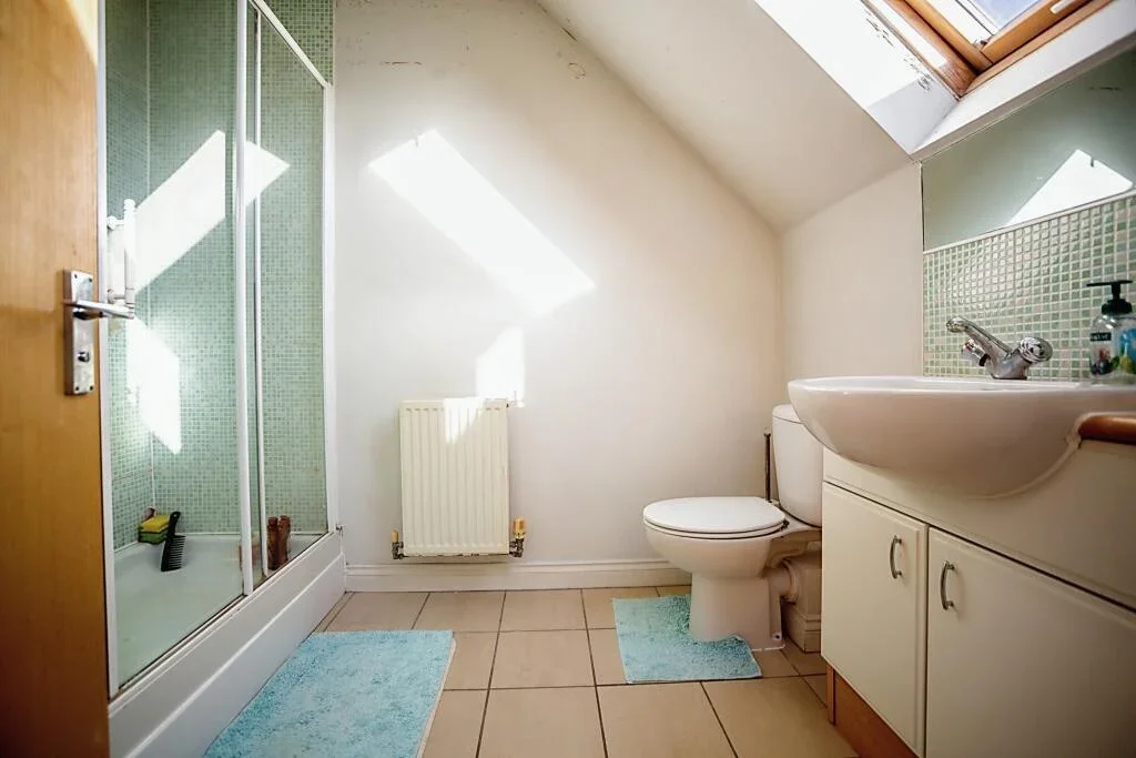 Room King Edward Avenue in Dartford