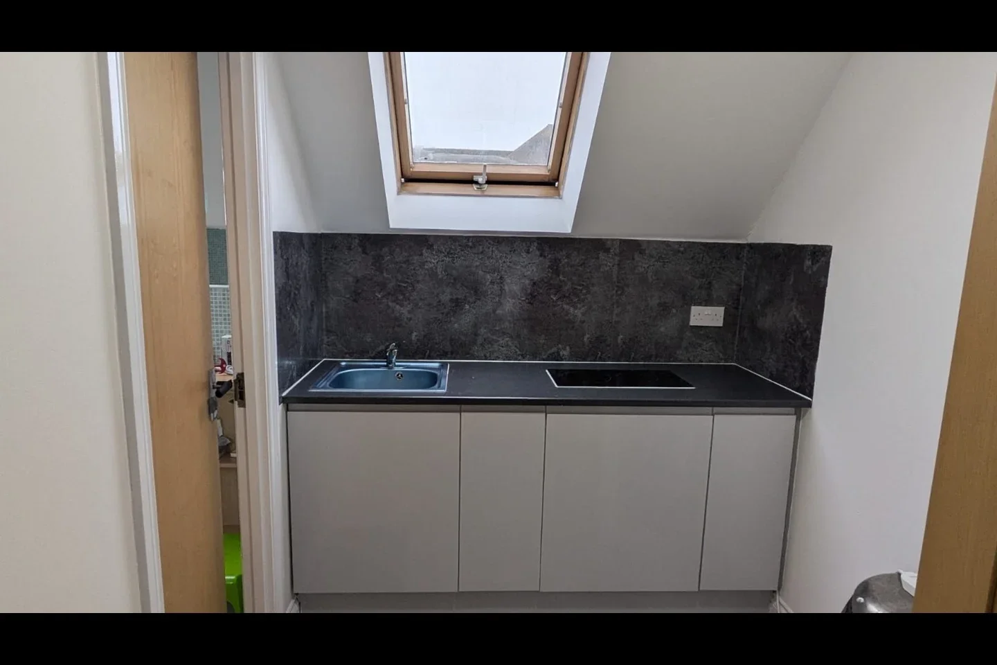 Room King Edward Avenue in Dartford