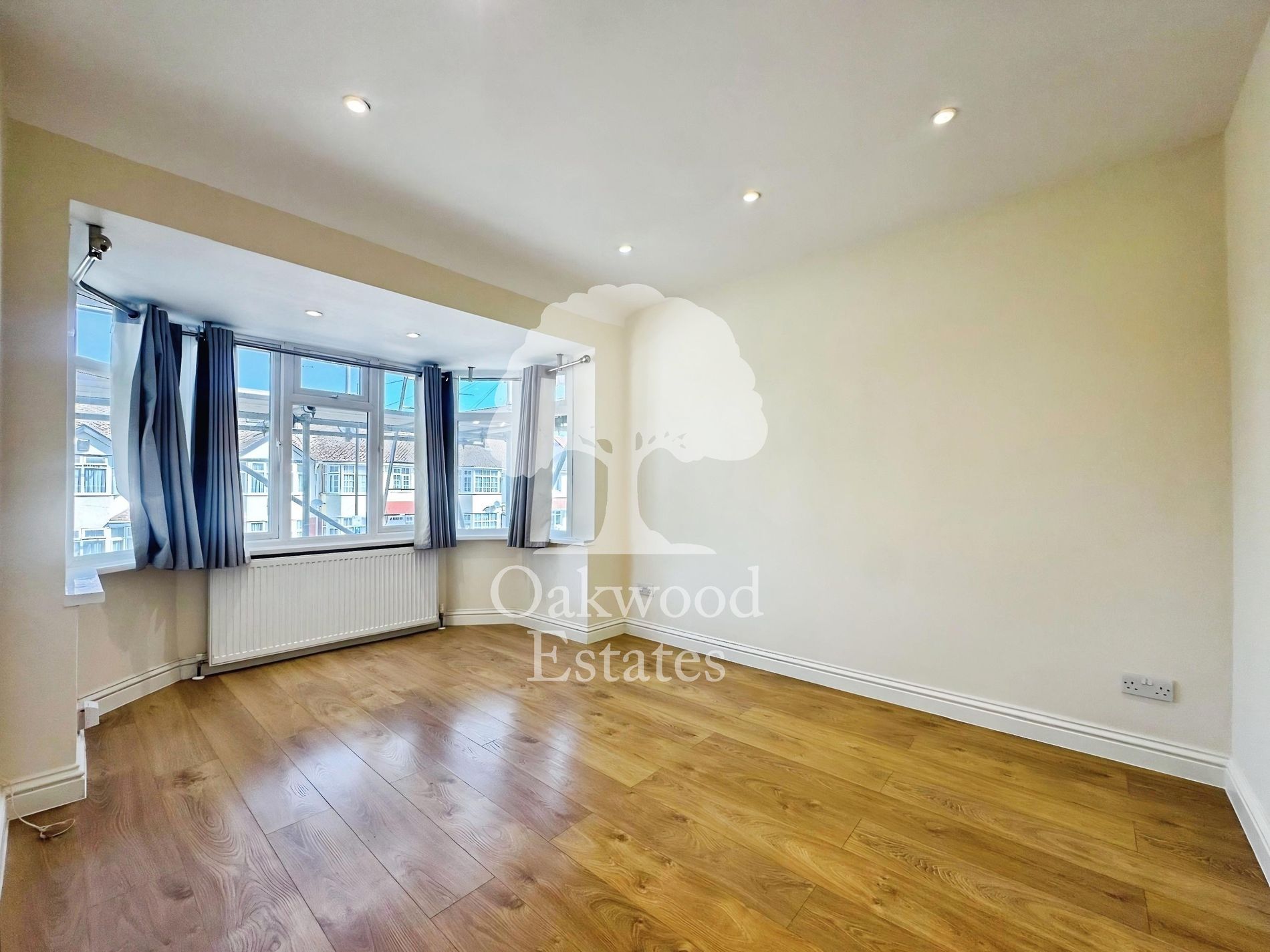 Flat Petersfield Avenue in Slough