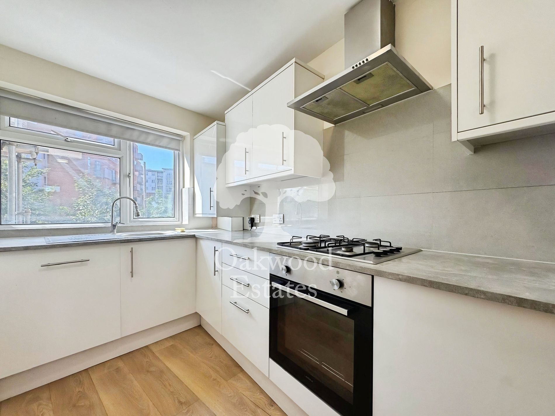 Flat Petersfield Avenue in Slough