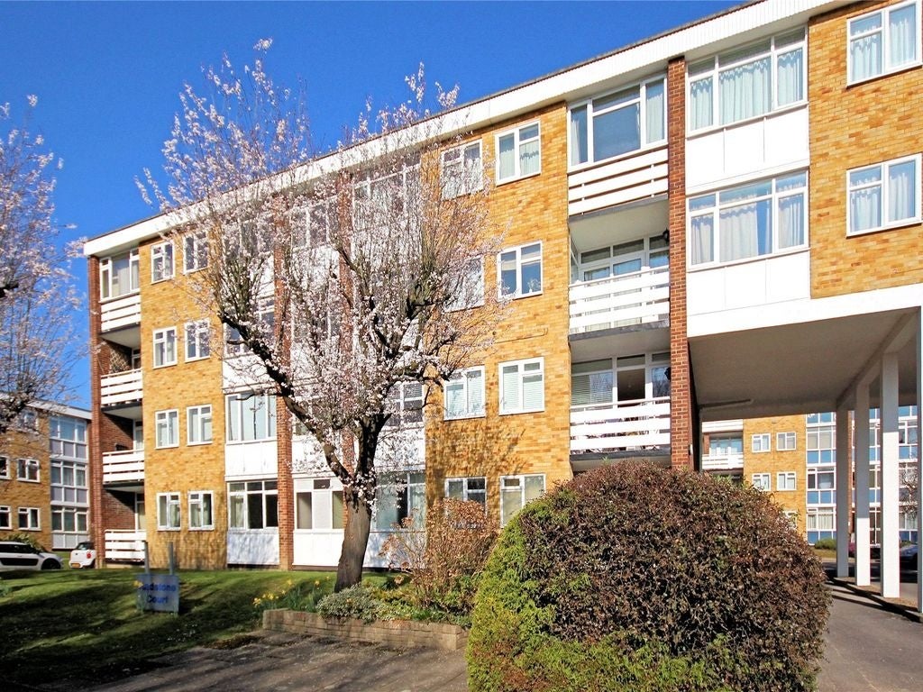 Flat Hill View Road in Woking