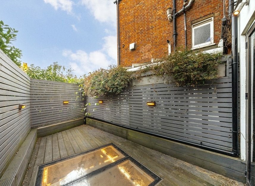 Flat Holmdale Road in Greater London