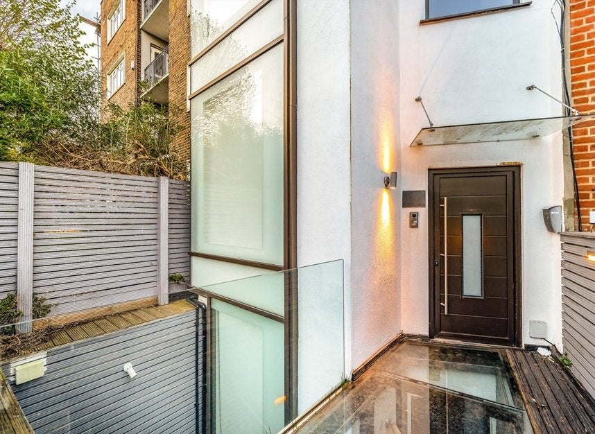 Flat Holmdale Road in Greater London