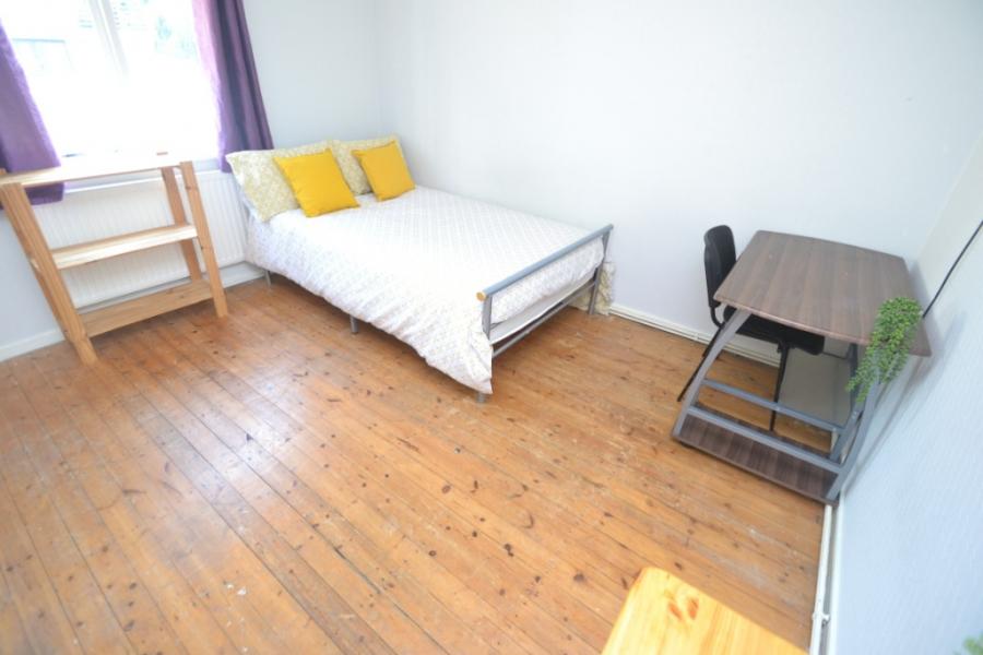 Room Oliver Close in Nottingham