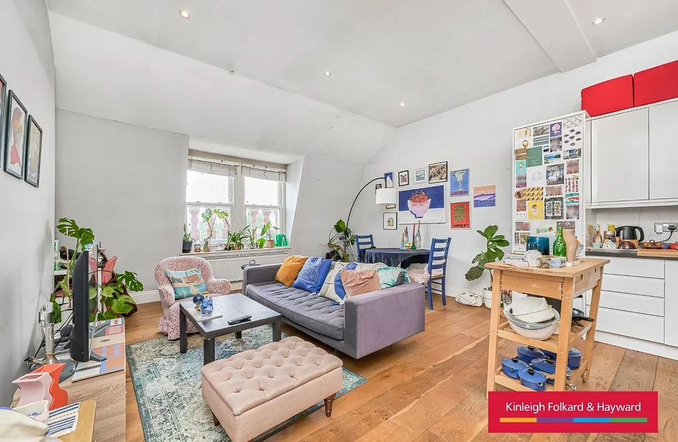 Flat Electric Avenue in Greater London