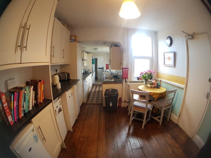 Room Fishponds Road in Bristol