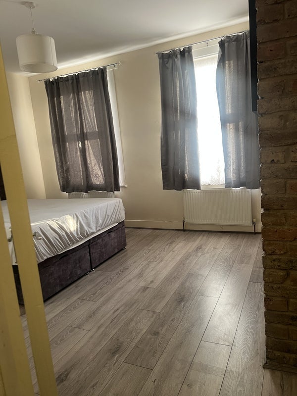 Room Thornton Road in Greater London
