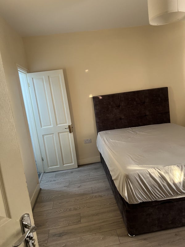 Room Thornton Road in Greater London