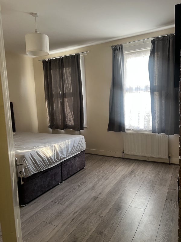 Room Thornton Road in Greater London