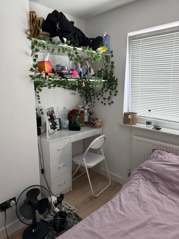 Room Beverley Mews in Crawley