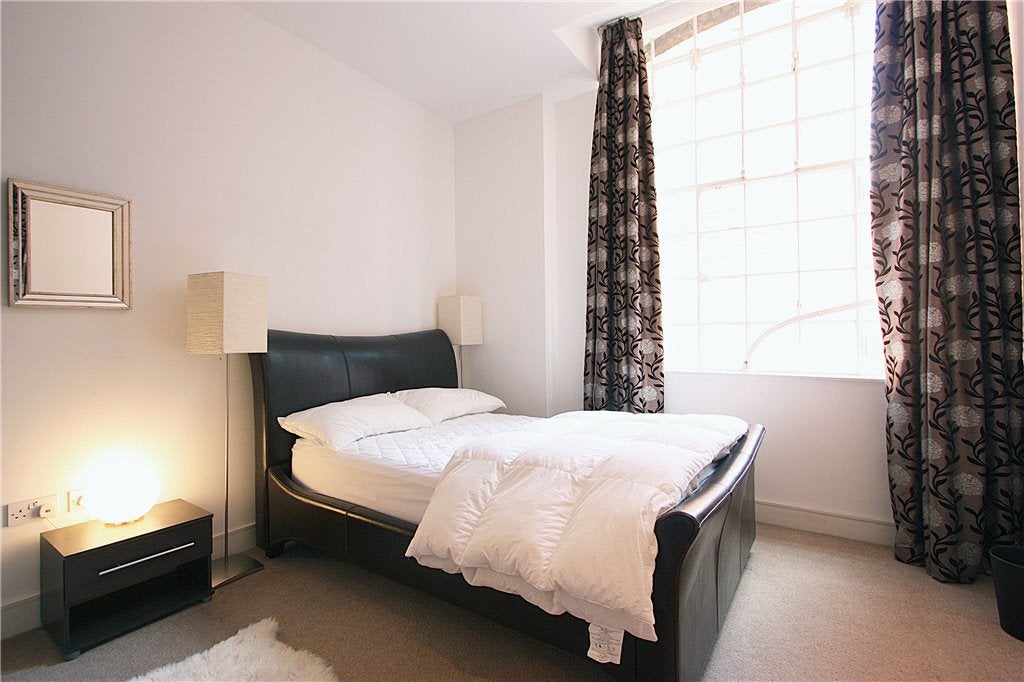Flat Bell Yard Mews in Greater London