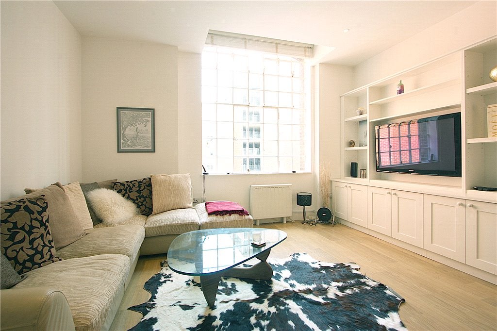 Flat Bell Yard Mews in Greater London