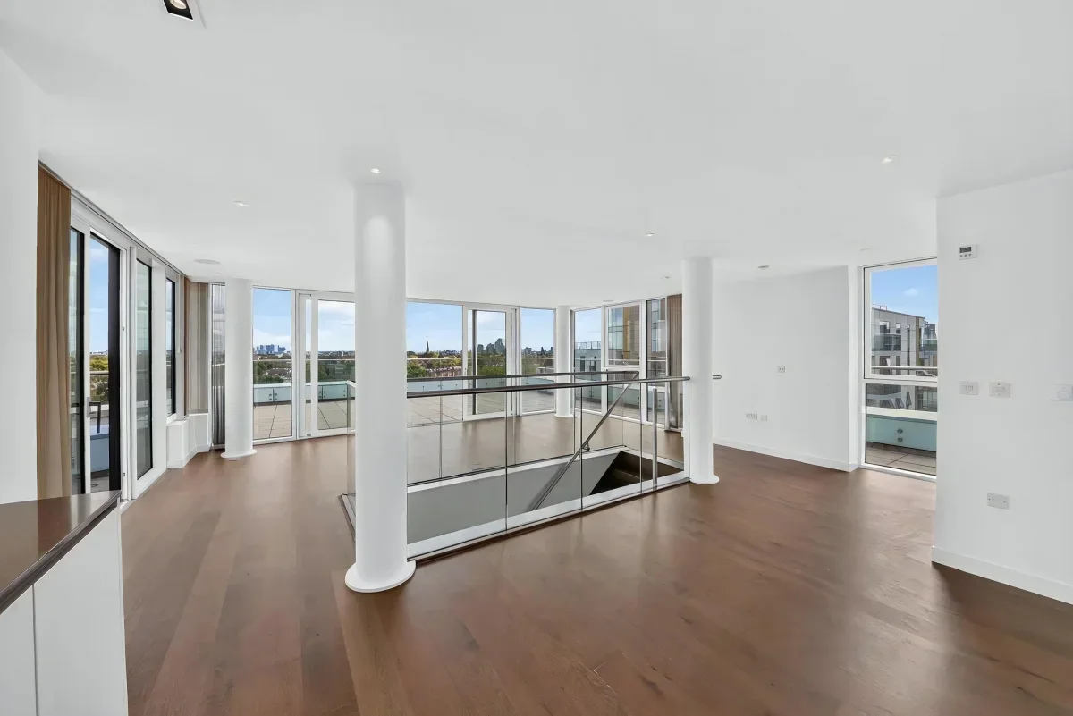 Flat Lordship Road in Greater London
