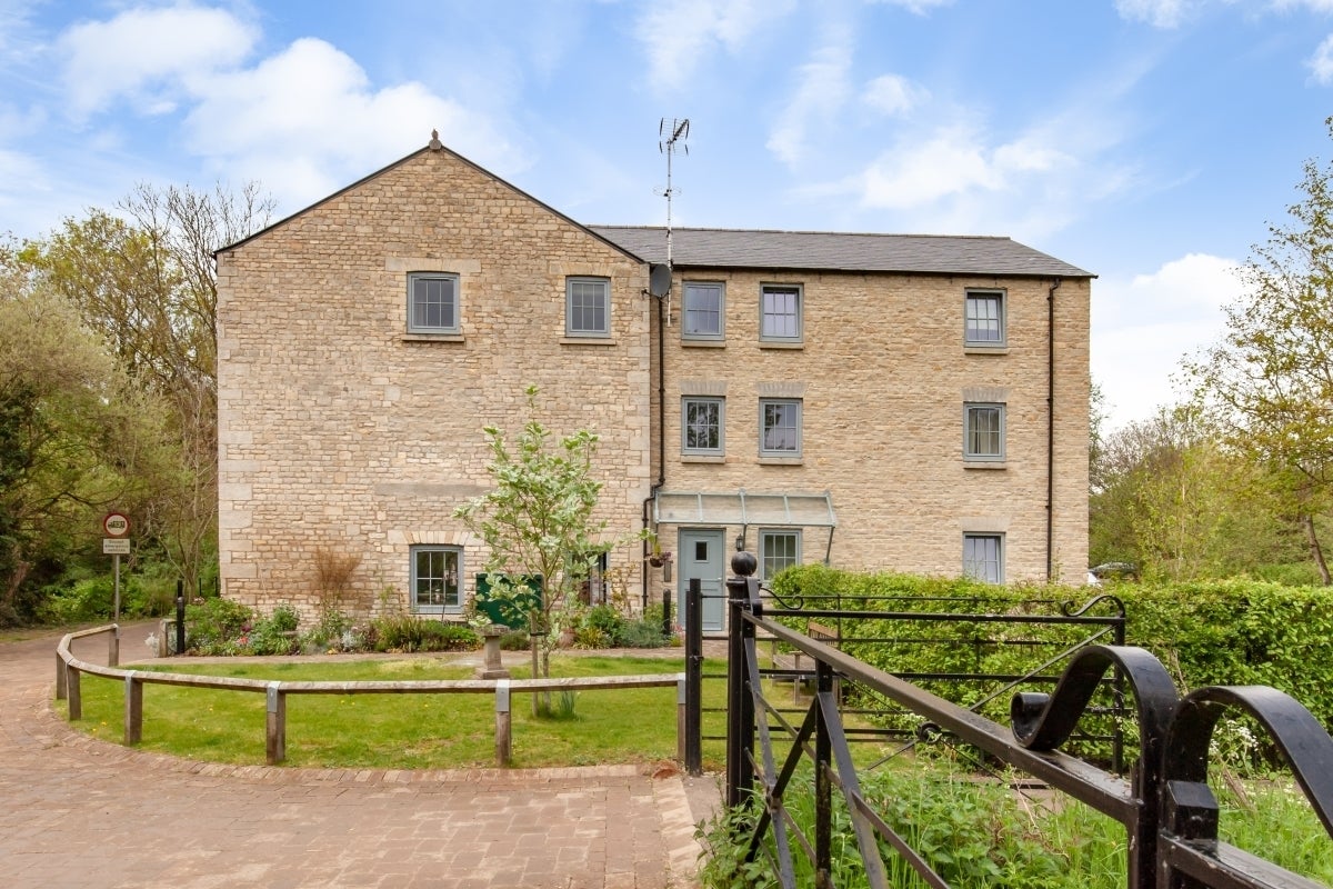 Flat Primrose Close in West Oxfordshire