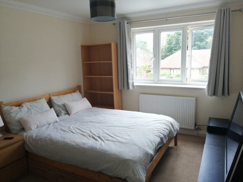 Room Harvest Road in Crawley