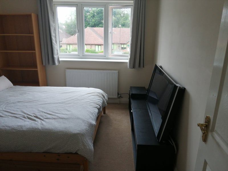 Room Harvest Road in Crawley