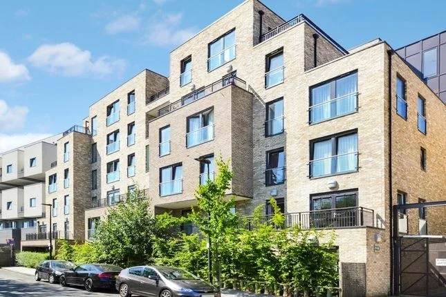 Flat Axio Way in Greater London