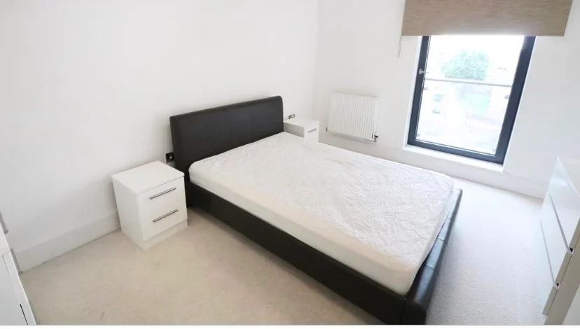 Flat Axio Way in Greater London