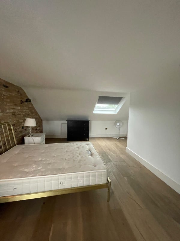 Room Carlingford Road in Greater London