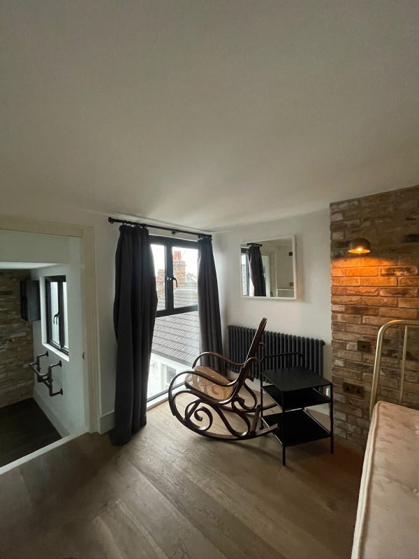 Room Carlingford Road in Greater London