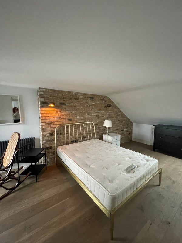 Room Carlingford Road in Greater London