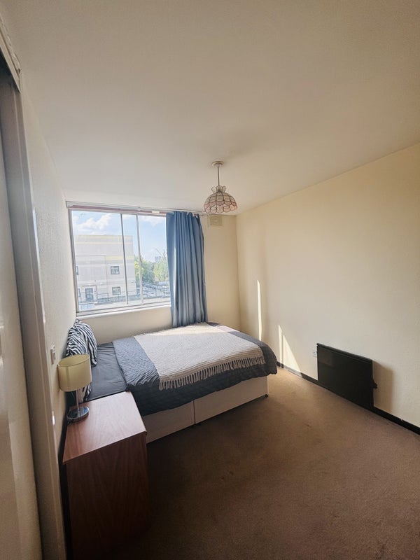 Room Boundary Road in Greater London