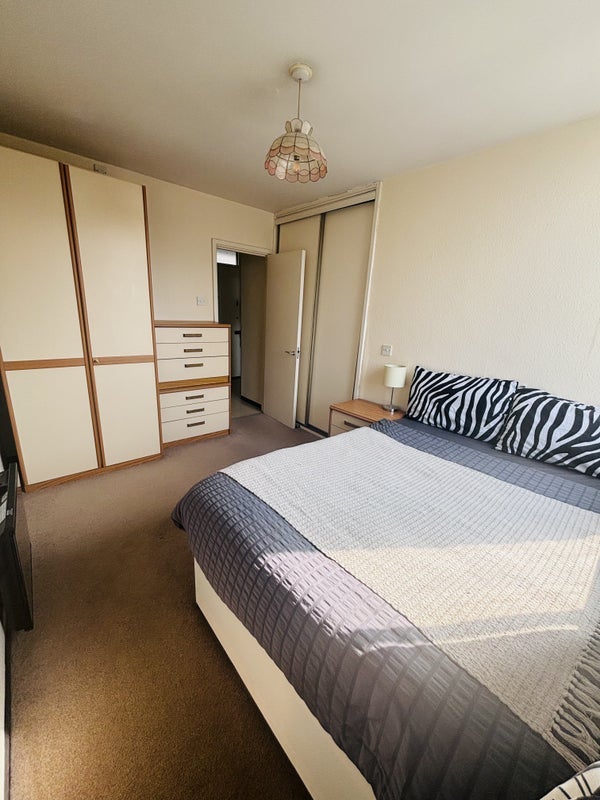 Room Boundary Road in Greater London