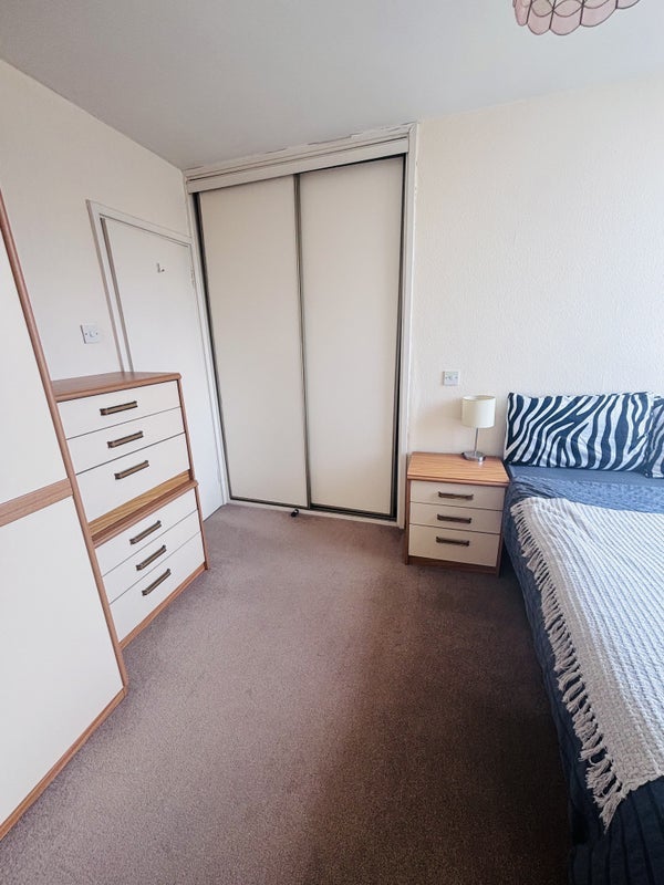 Room Boundary Road in Greater London