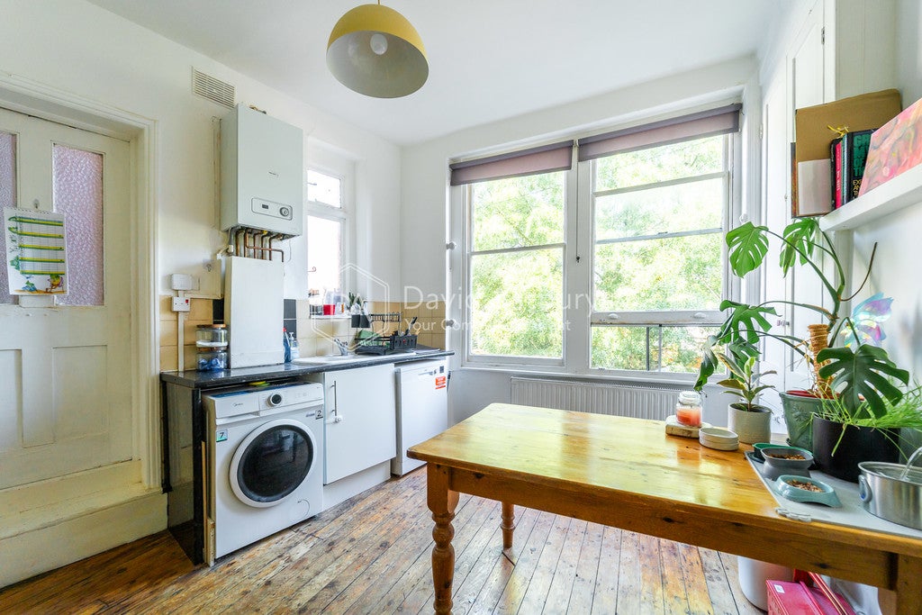 Flat Queens Avenue in Greater London