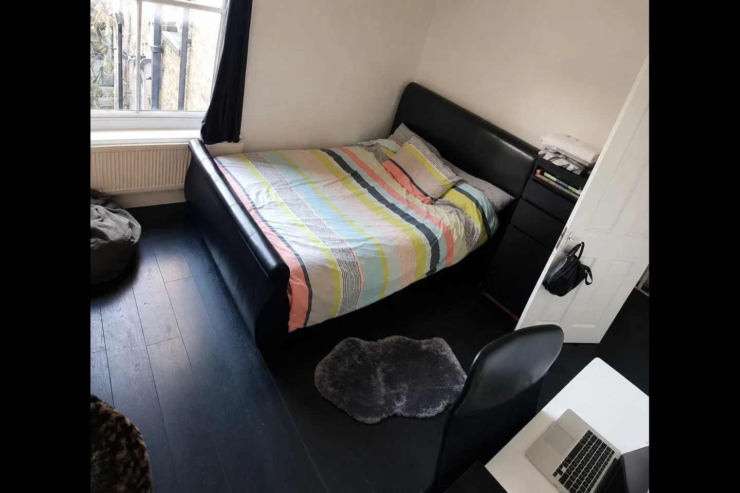 Room Downton Avenue in Greater London